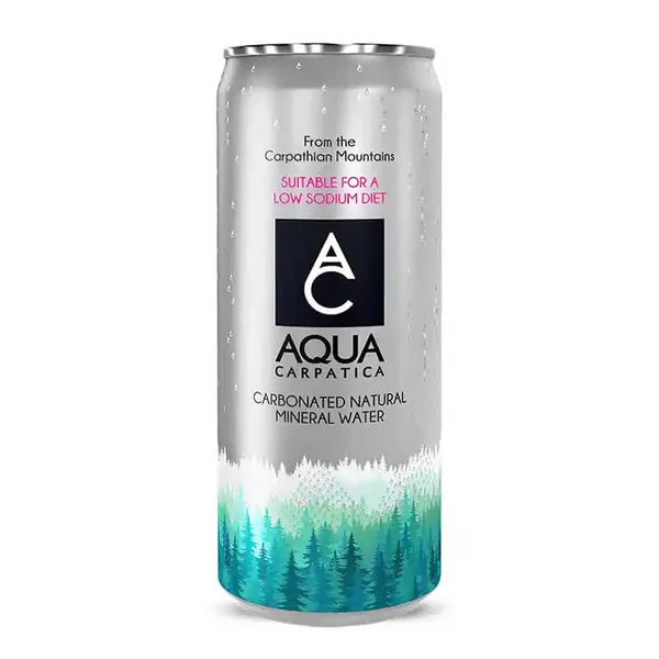 AQUA CARPATICA FLAVOURS Ανθρακούχο φυσικό μεταλλικό νερό, με χυμό φρούτων και μια στάλα αγαύη, 330ml (4τεμ.). Διαθέσιμο σε γεύσεις ροδάκινο & μάνγκο, σμέουρο, μήλο.