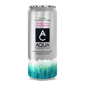 AQUA CARPATICA FLAVOURS Ανθρακούχο φυσικό μεταλλικό νερό, με χυμό φρούτων και μια στάλα αγαύη, 330ml (4τεμ.). Διαθέσιμο σε γεύσεις ροδάκινο & μάνγκο, σμέουρο, μήλο.