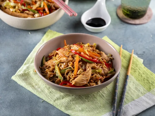 noodles βοδινό ή μανιτάρι ή κοτόπουλο