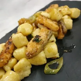 Νιόκι πατάτας γεμιστά Σολομός Σπαράγγια