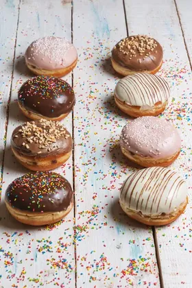 Ντόνατ με άχνη γεμιστό με πραλίνα