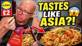 Γεύμα (Nasi Goreng ρύζι, Bami Goreng noodles)