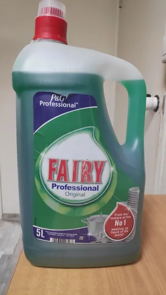 Υγρό πιάτων Clean & Fresh με άρωμα μήλου Fairy τα 2 τεμάχια -40% (2x650ml)